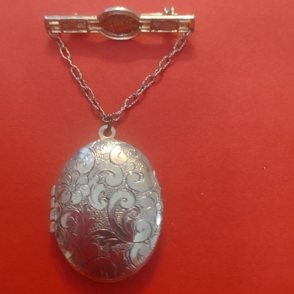 Vintage Women's brooch locket